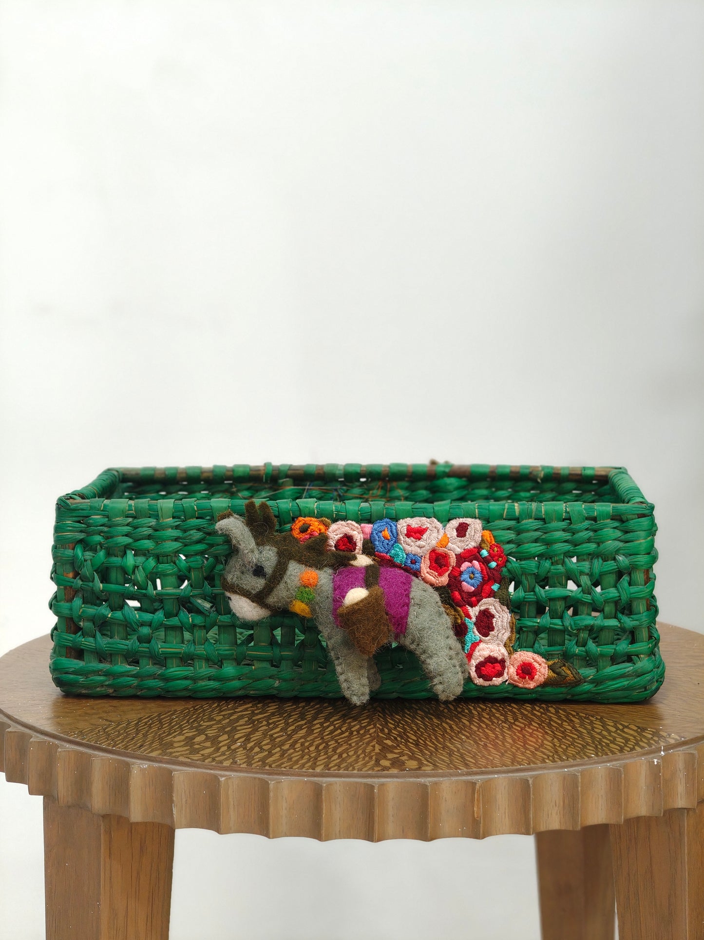 Water Reed Green Tray with Embroidery & Toy